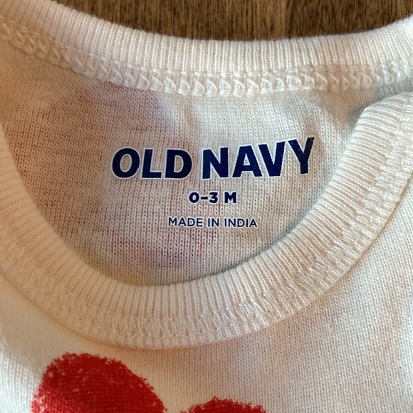 NEW Old Navy Baby Heart Long Sleeve Onesie BodySuit 0-3 Months - Picture 5 of 9